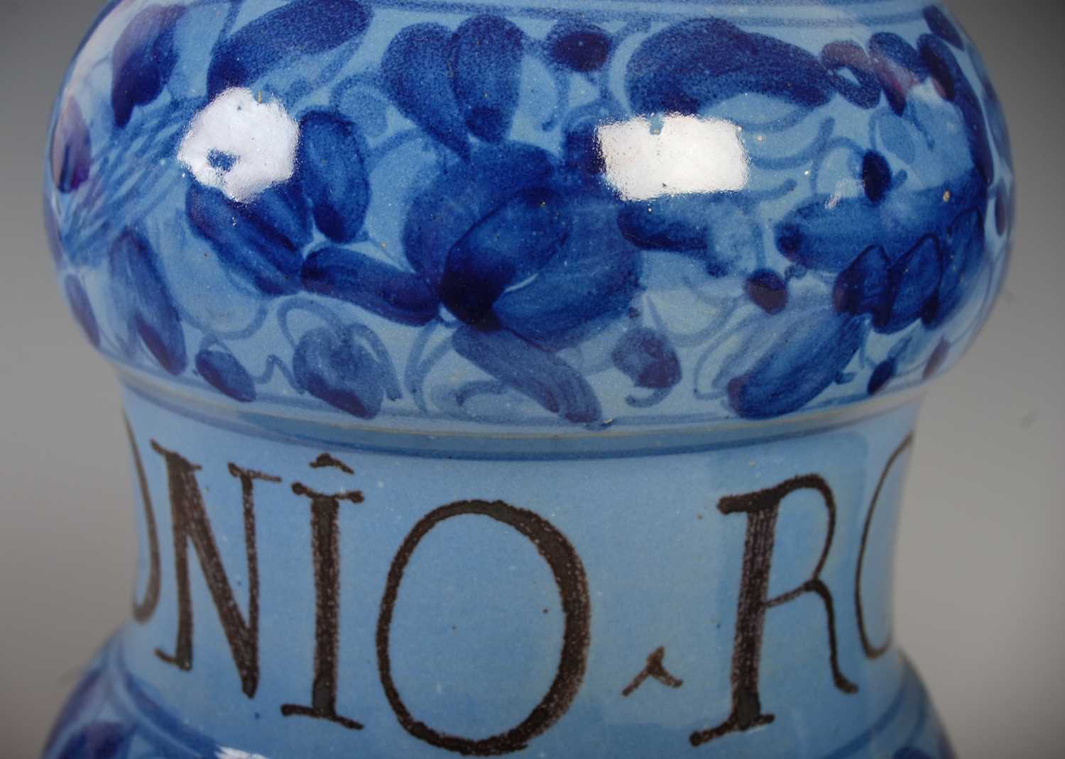 A pair of Italian pottery drug jars of Alberello form, one inscribed 'E-Di-Psilio', the other - Image 7 of 11