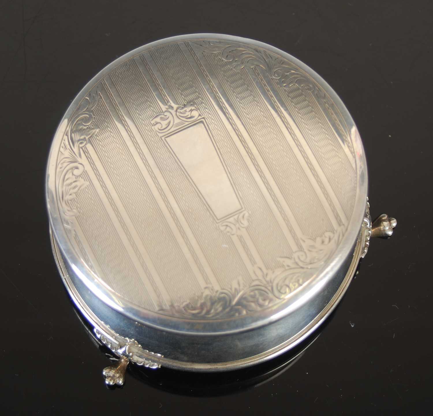 An Elizabeth II silver circular box, Birmingham, 1960, makers mark of B&Co, the hinged cover with - Image 2 of 5