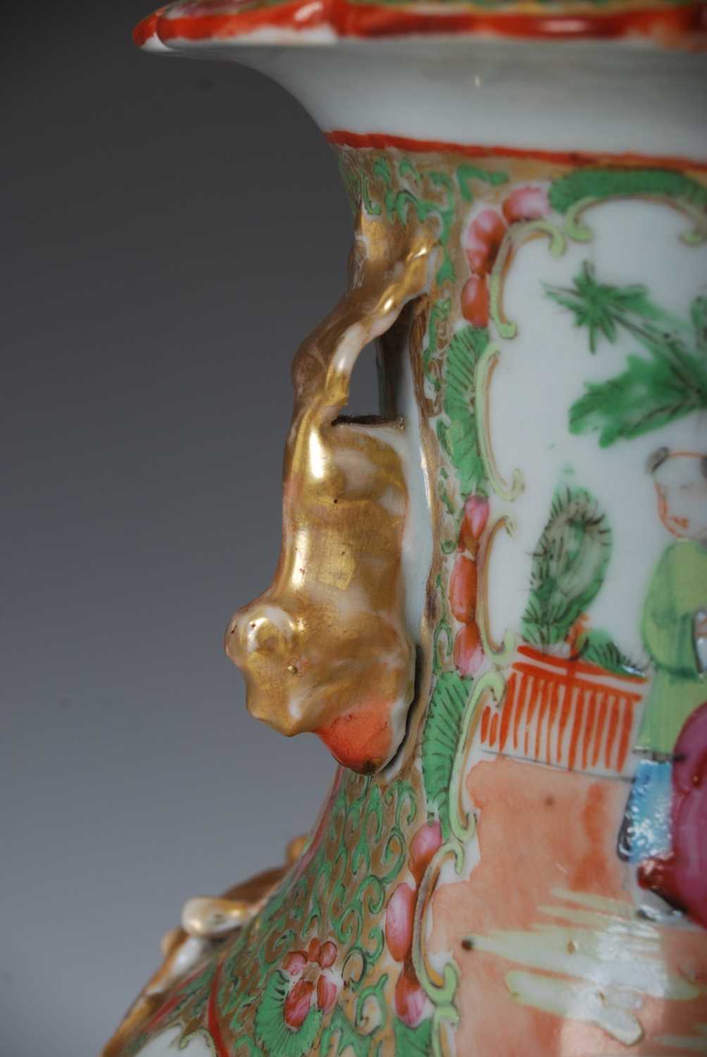 A Chinese porcelain famille rose canton vase converted to a table lamp, Qing Dynasty, decorated with - Bild 3 aus 7