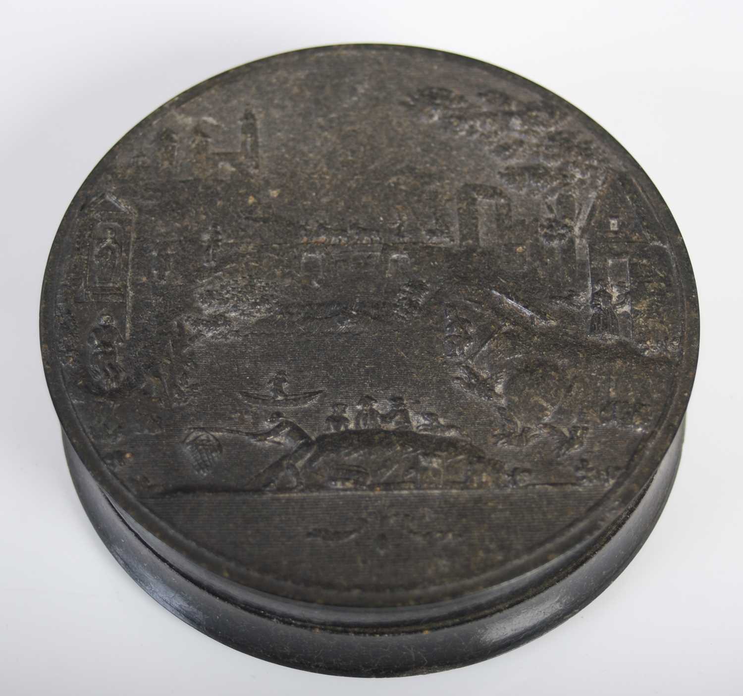 A pressed horn circular snuff box, the pull-off cover with detailed river scene of fishing boat, - Image 4 of 4