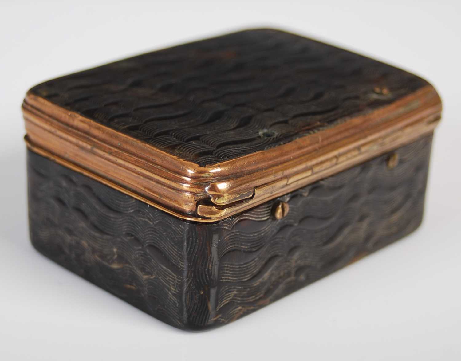 A tortoiseshell oblong snuff box with overall wave pattern design, with gilt-copper hinge, borders - Image 2 of 3