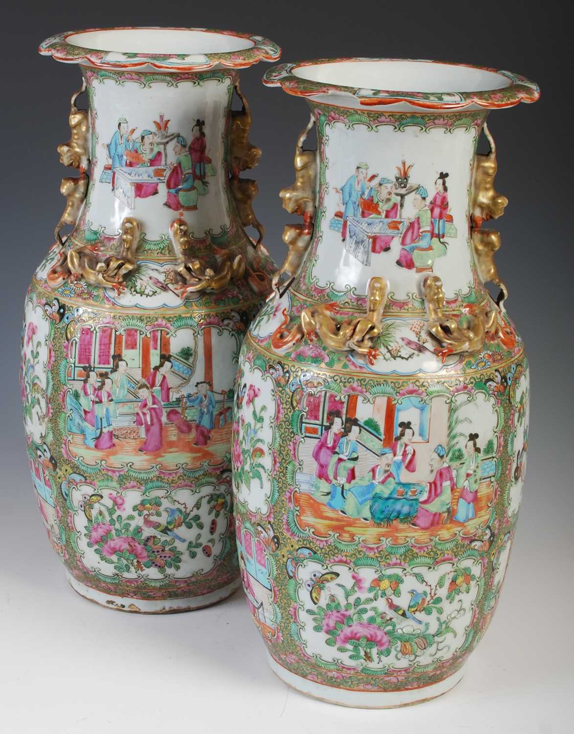 A pair of Chinese porcelain famille rose canton vases, Qing Dynasty, decorated with rectangular - Bild 2 aus 9