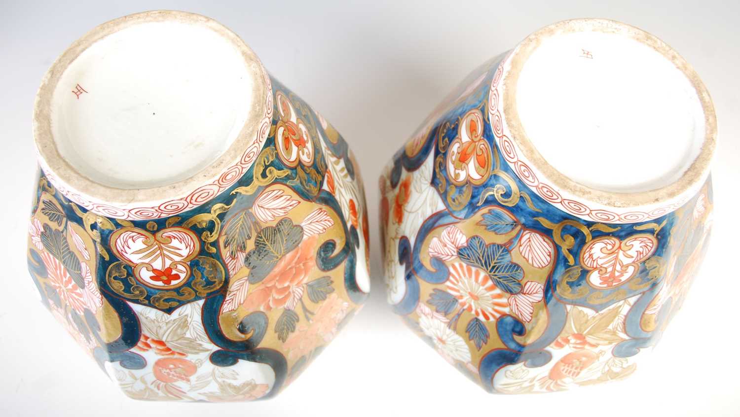 A pair of Japanese Imari porcelain octagonal shaped jars and covers, Meiji Period, decorated with - Image 8 of 10