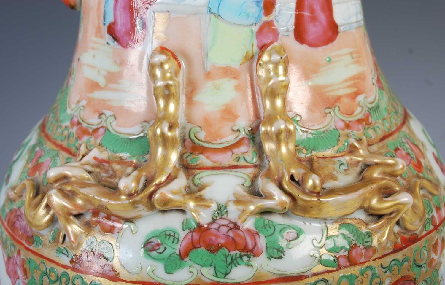 A Chinese porcelain famille rose canton vase converted to a table lamp, Qing Dynasty, decorated with - Bild 5 aus 7