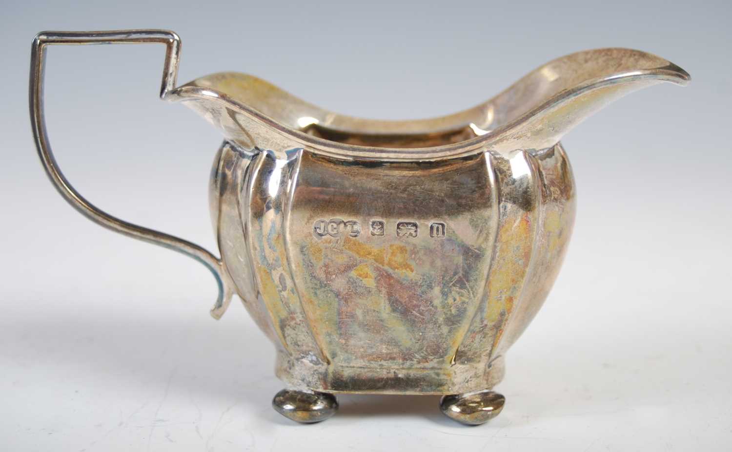 A group of Edwardian and later silver, to include a teapot and matching milk jug, Birmingham, 1903 - Image 5 of 7