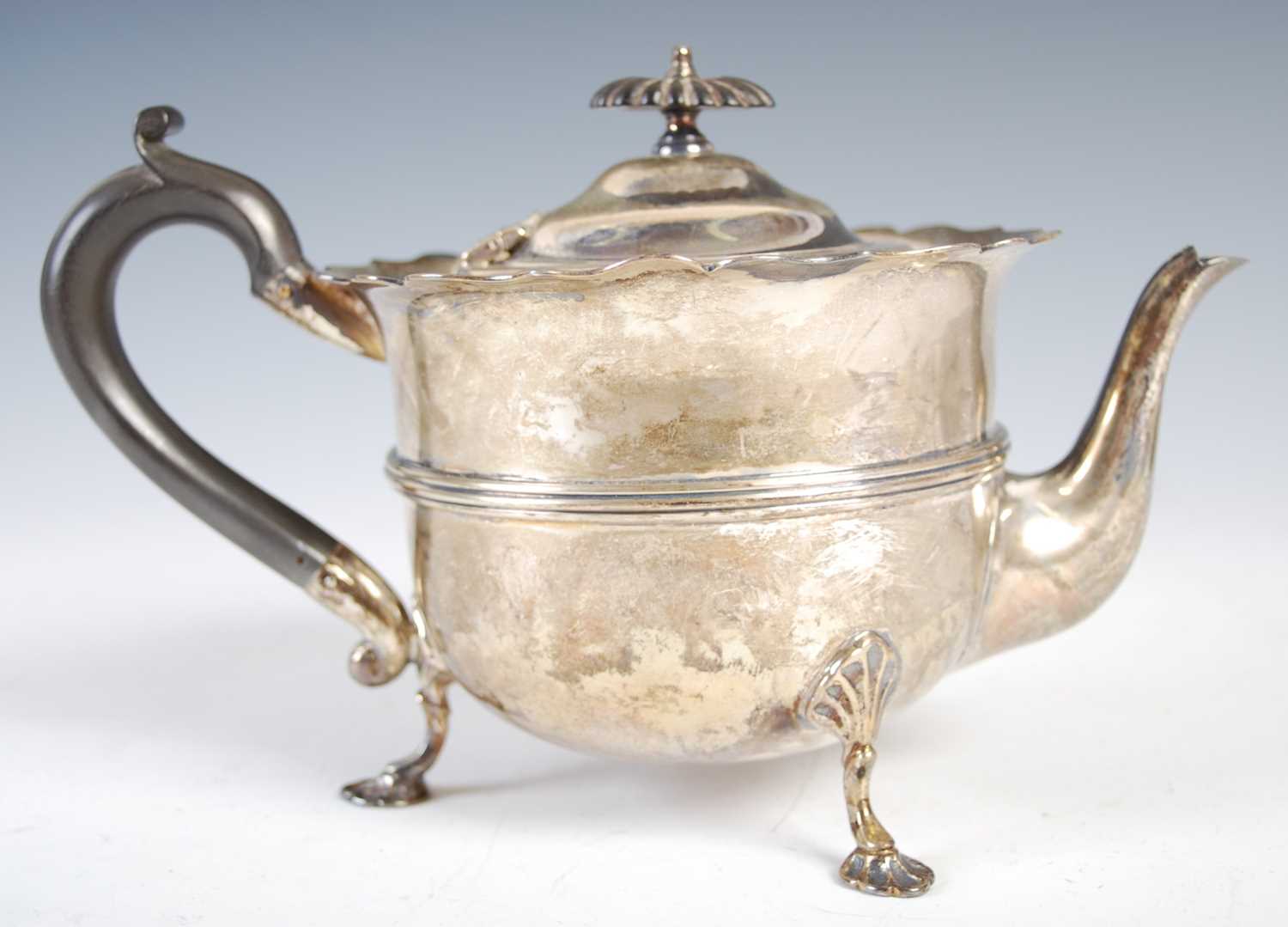 A group of Edwardian and later silver, to include a teapot and matching milk jug, Birmingham, 1903 - Image 3 of 7