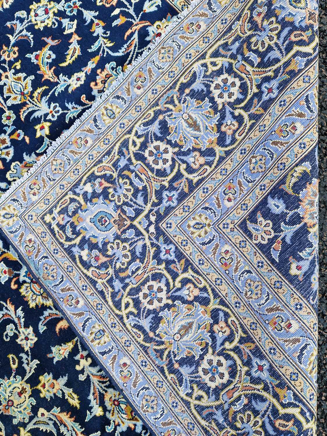 A Persian Isfahan carpet, 20th century, the rectangular blue ground field decorated with all-over - Bild 4 aus 8