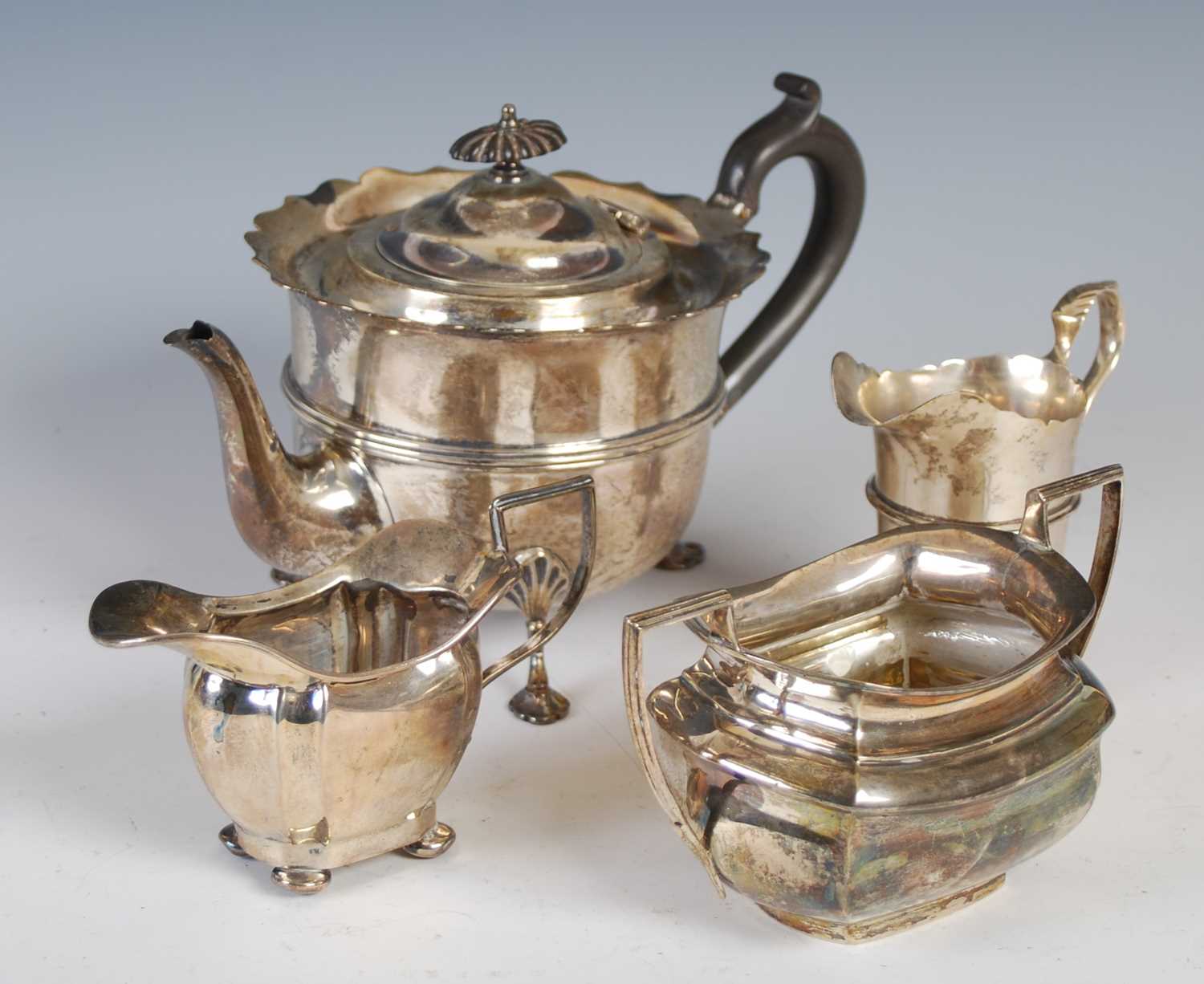 A group of Edwardian and later silver, to include a teapot and matching milk jug, Birmingham, 1903 - Image 2 of 7