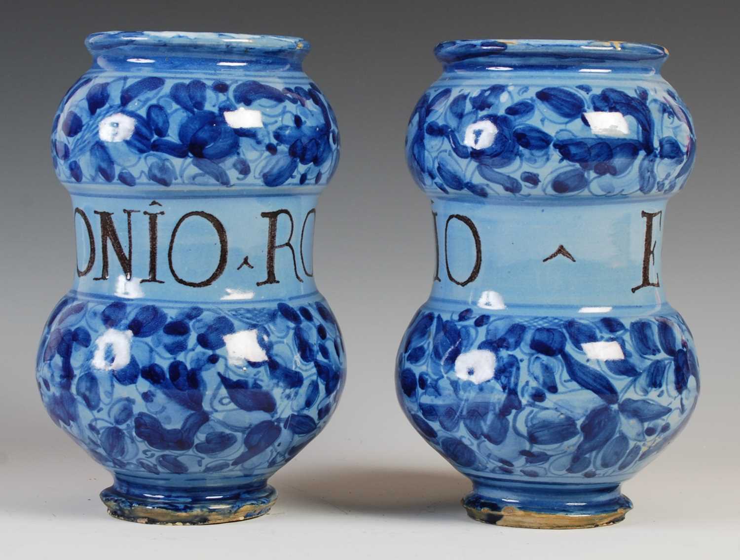 A pair of Italian pottery drug jars of Alberello form, one inscribed 'E-Di-Psilio', the other - Image 4 of 11