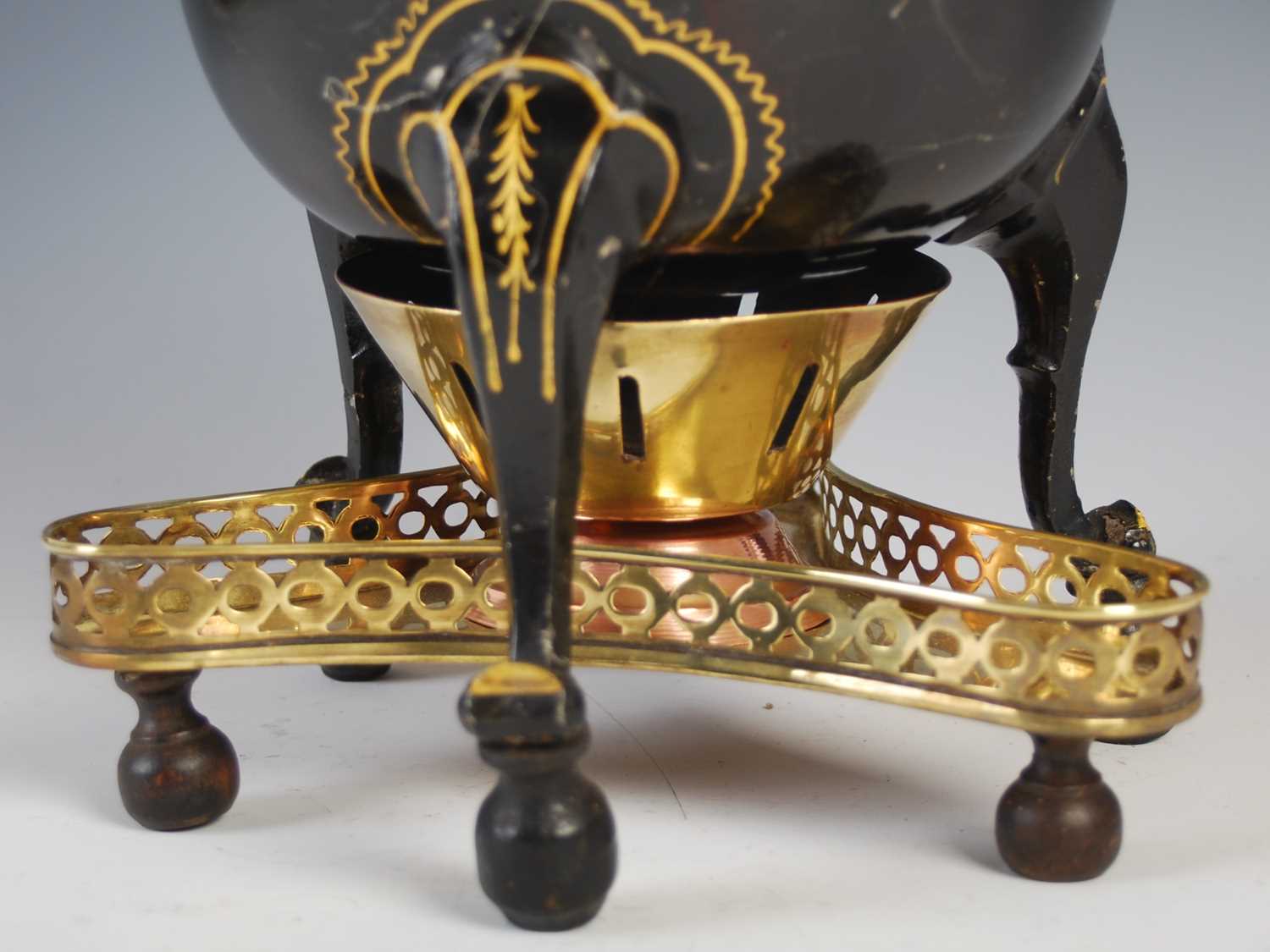 An 18th century Dutch lacquered pewter coffee pot and stand, the coffee pot with detachable cover - Image 8 of 8