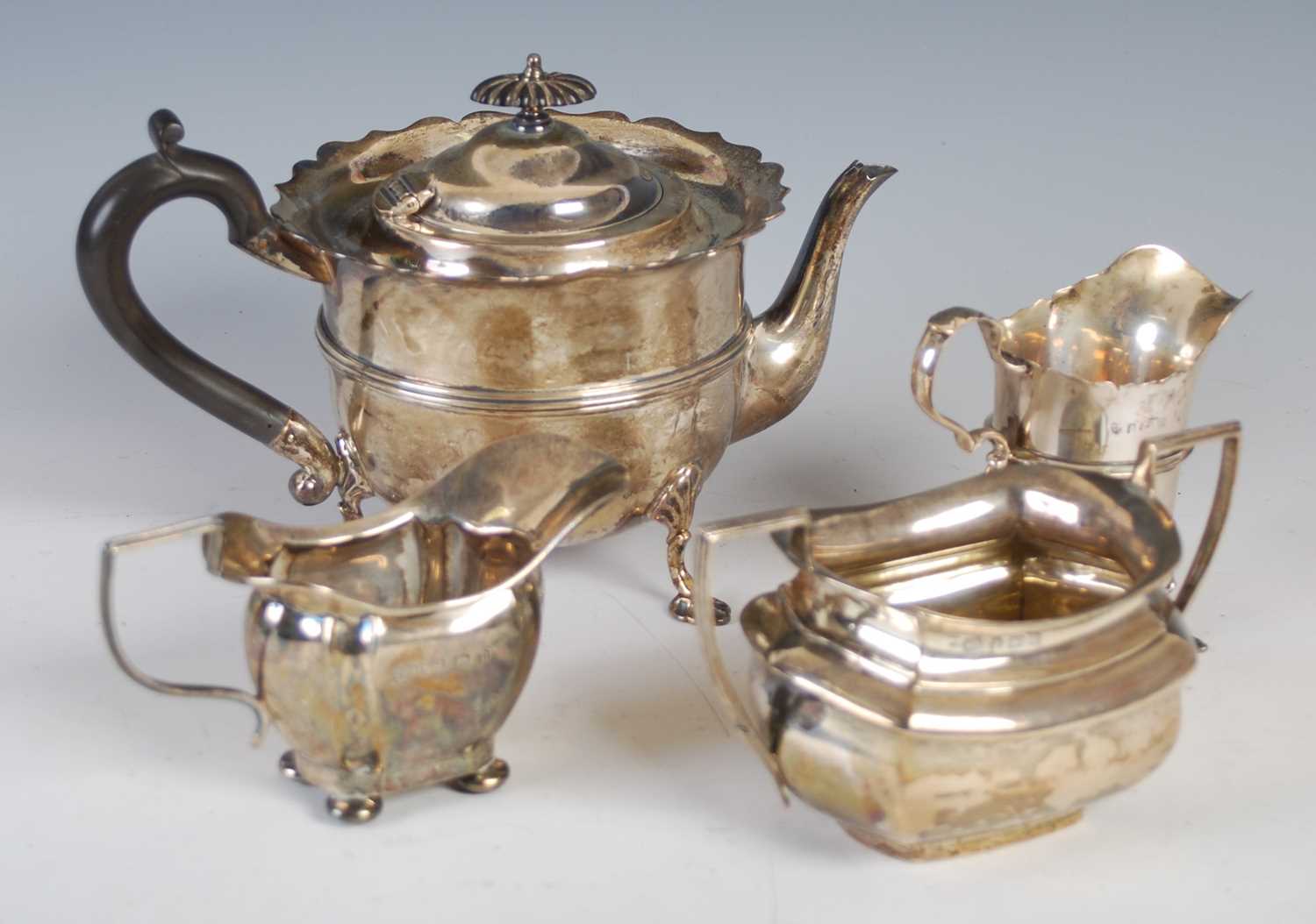 A group of Edwardian and later silver, to include a teapot and matching milk jug, Birmingham, 1903