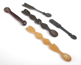 A group of five Scottish treen snuff spoons of various shapes and sizes, to include one of shaped