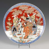 A Japanese Imari porcelain charger, late 19th / early 20th century, decorated with a group of