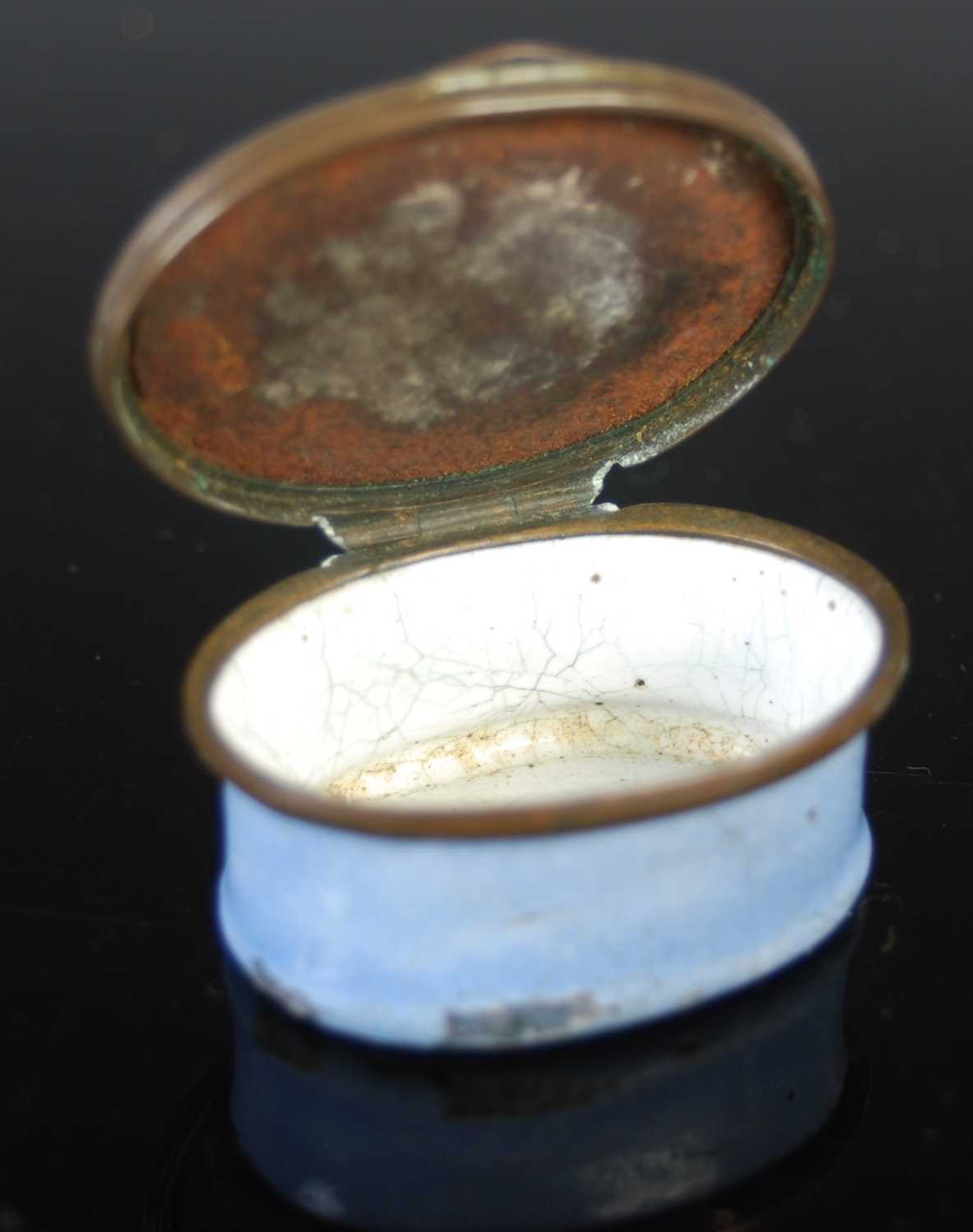 An 18th century Battersea enamel oval patch box, the hinged oval cover inscribed 'A Trifle from - Image 5 of 5