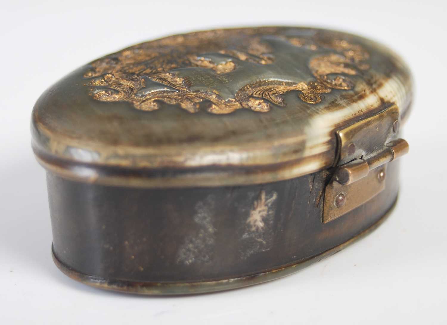 A pressed horn oval snuff box, the hinged cover decorated with a pelican, basket and dog within - Image 2 of 4