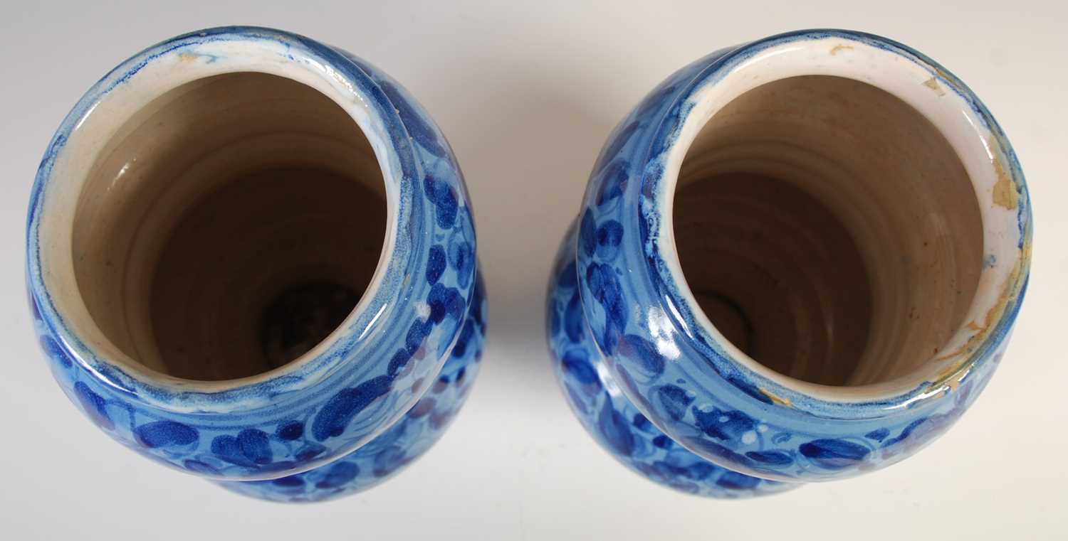 A pair of Italian pottery drug jars of Alberello form, one inscribed 'E-Di-Psilio', the other - Image 8 of 11