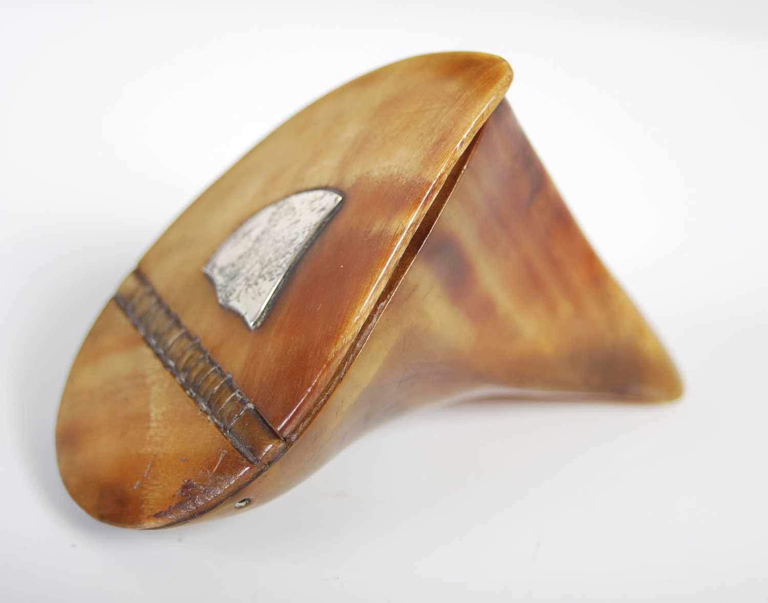 A Scottish deer’s hoof snuff box with horn lid and multi-lugged integral hinge, with silver vacant