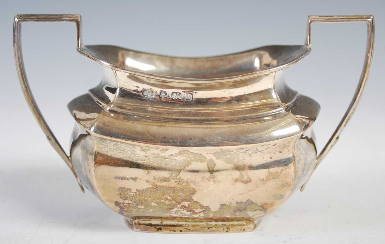 A group of Edwardian and later silver, to include a teapot and matching milk jug, Birmingham, 1903 - Image 6 of 7