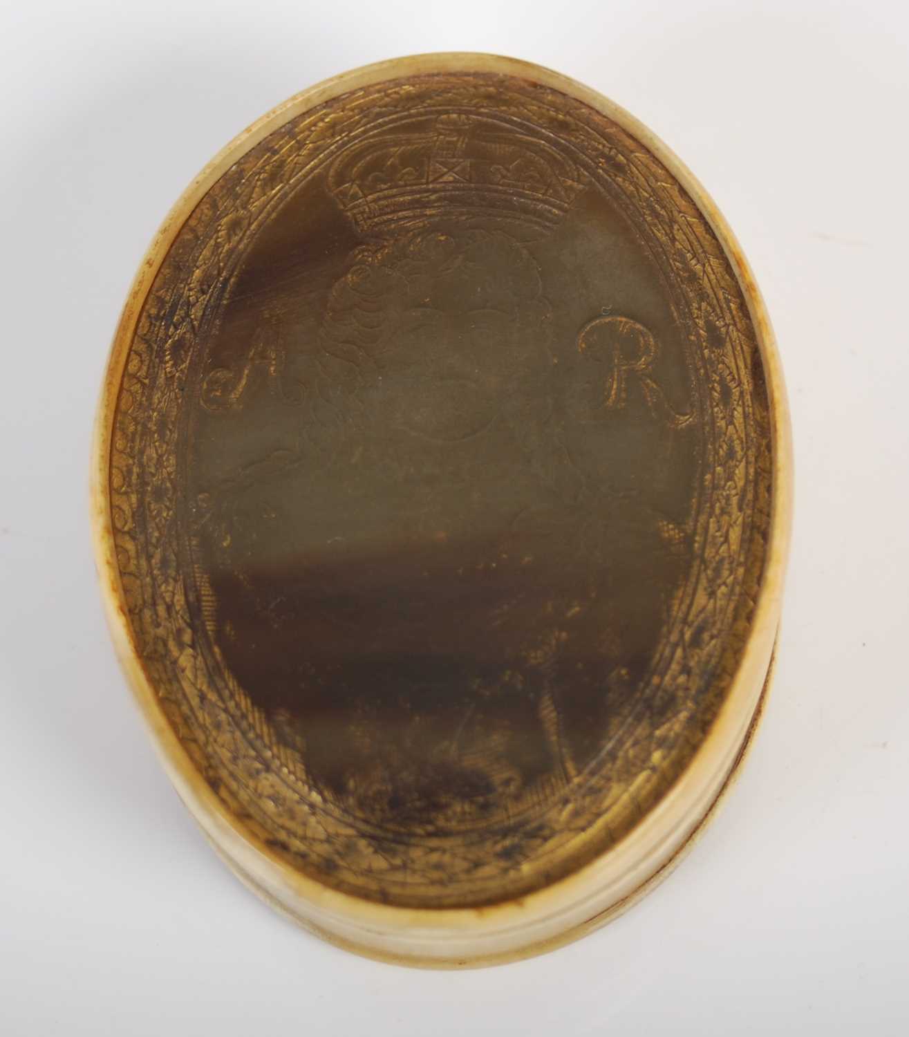 A pressed horn oval snuff box, the pull-off cover impressed with a commemorative bust portrait of - Image 3 of 4