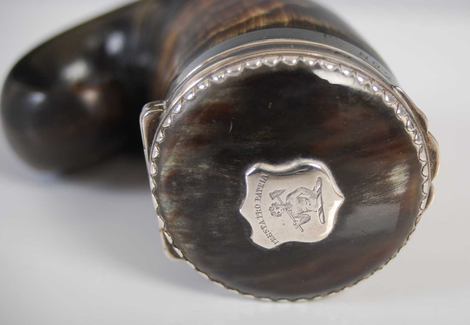 A Scottish curly horn snuff mull with silver mounts, the hinged cover with scalloped border and - Bild 3 aus 5