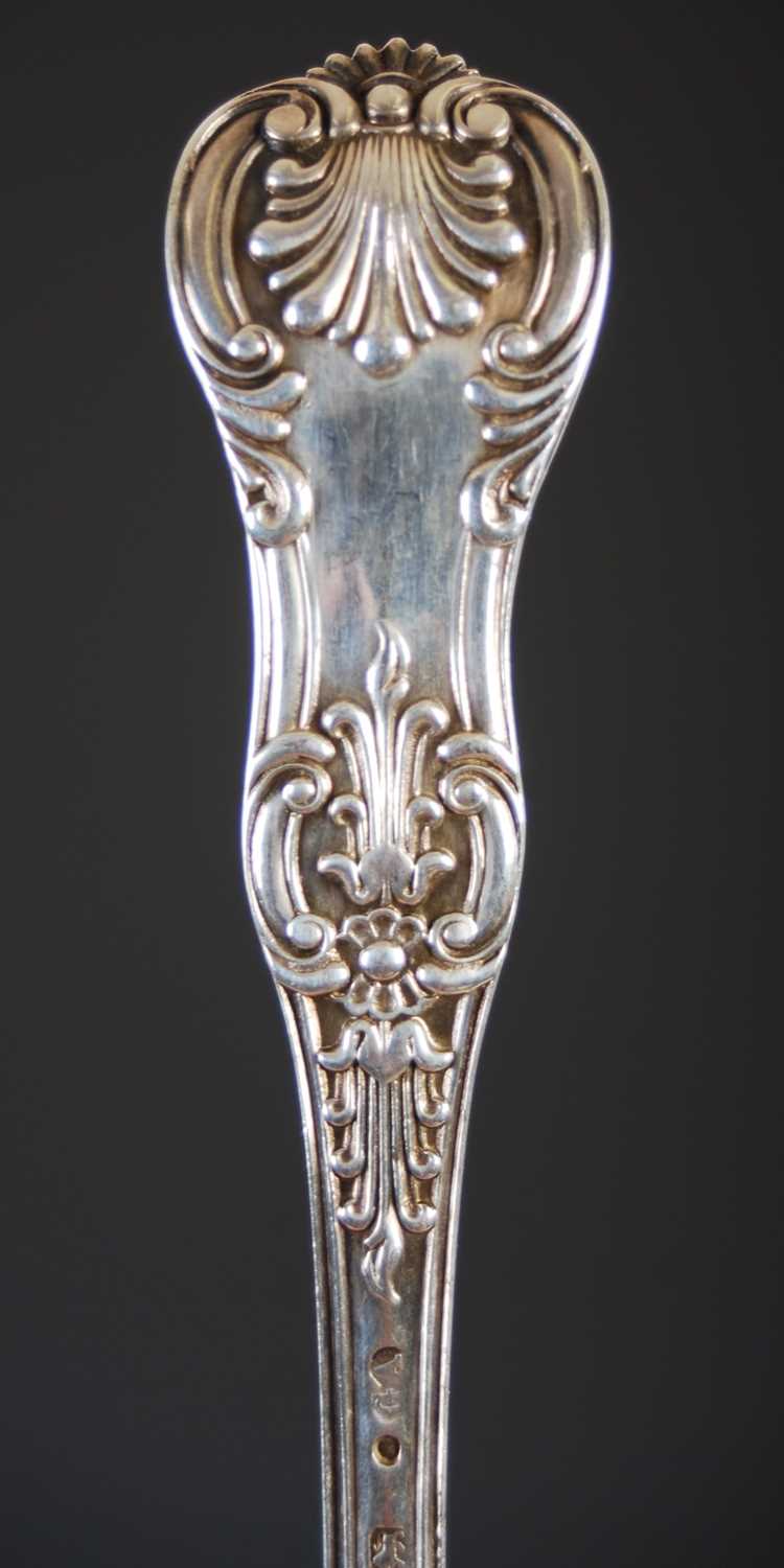 A Victorian and later twelve place setting of Kings pattern silver flatware, various makers and - Image 24 of 36