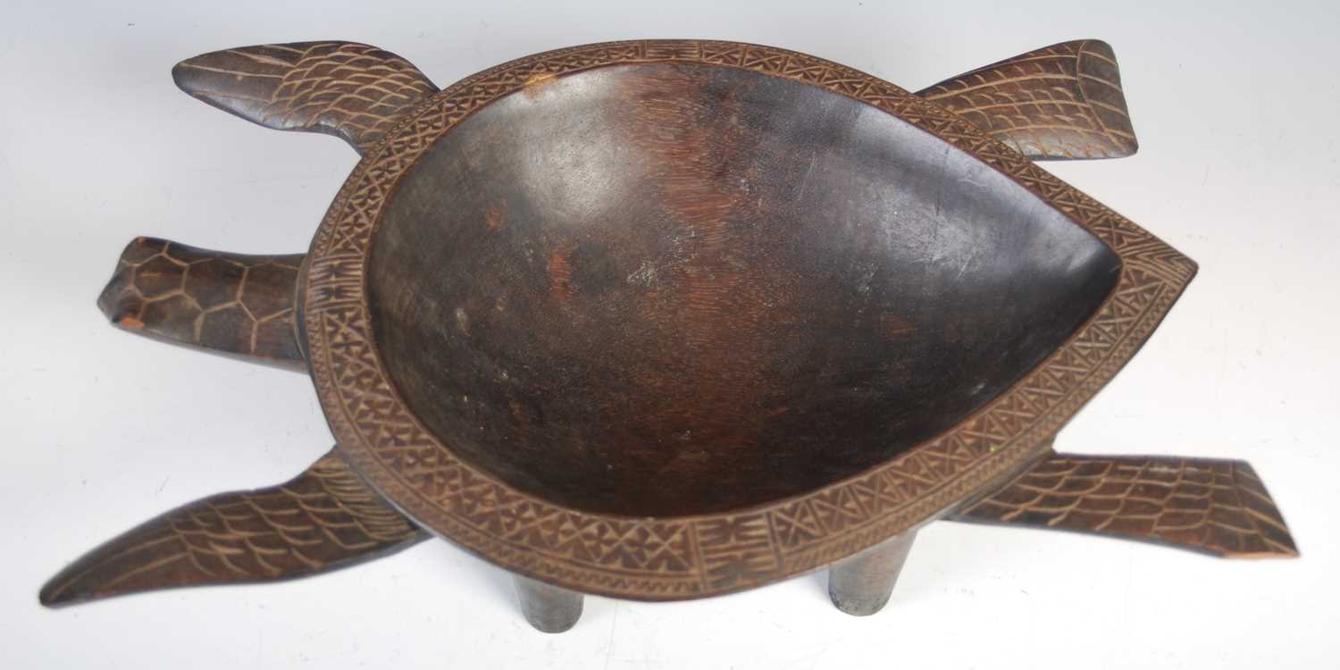 A Fijian carved wood kava bowl formed as a Turtle, 41cm long x 12cm high. - Image 4 of 5