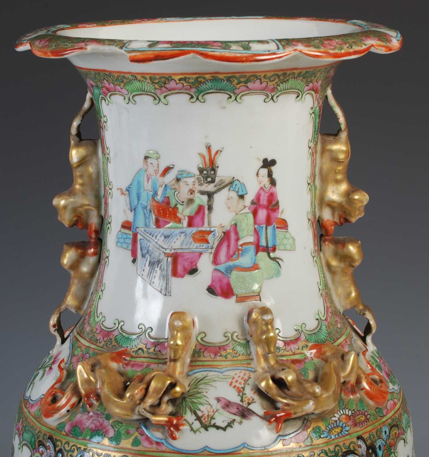 A pair of Chinese porcelain famille rose canton vases, Qing Dynasty, decorated with rectangular - Bild 4 aus 9