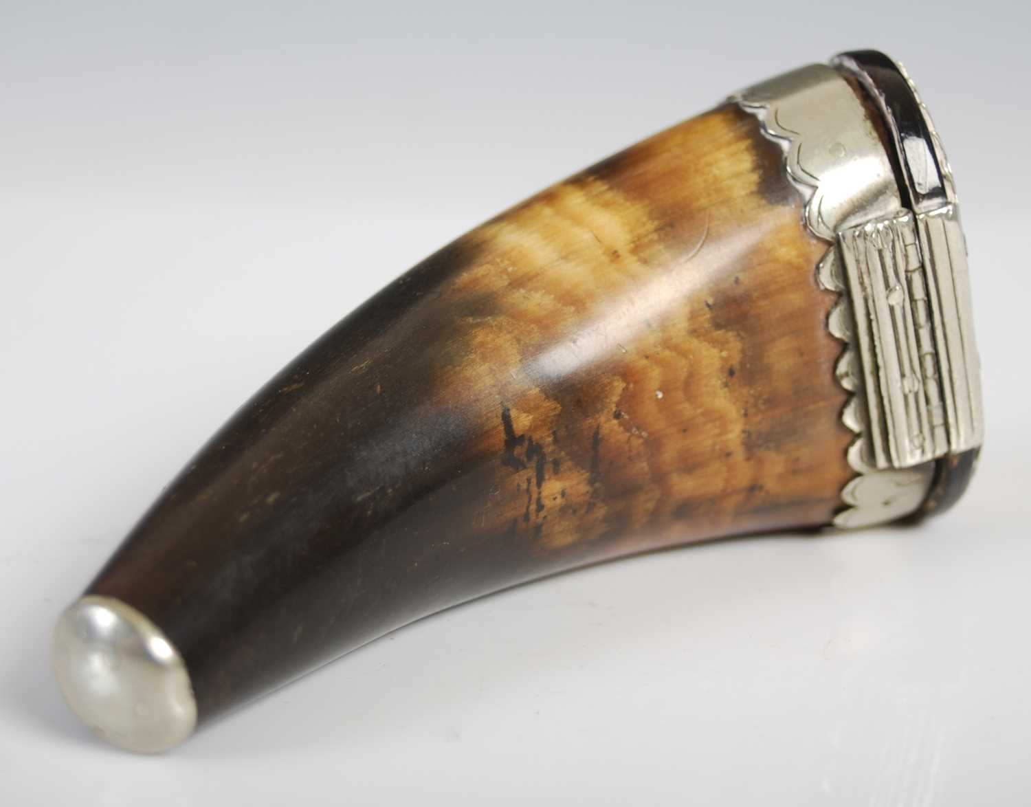 A Scottish curved horn snuff mull with silvered-metal engraved thistle hinge, curved vacant - Image 2 of 4