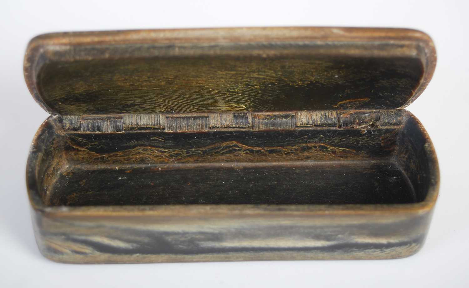 A horn oblong snuff box, the integral hinged cover with silvered-metal scroll inlay around oval - Image 3 of 3