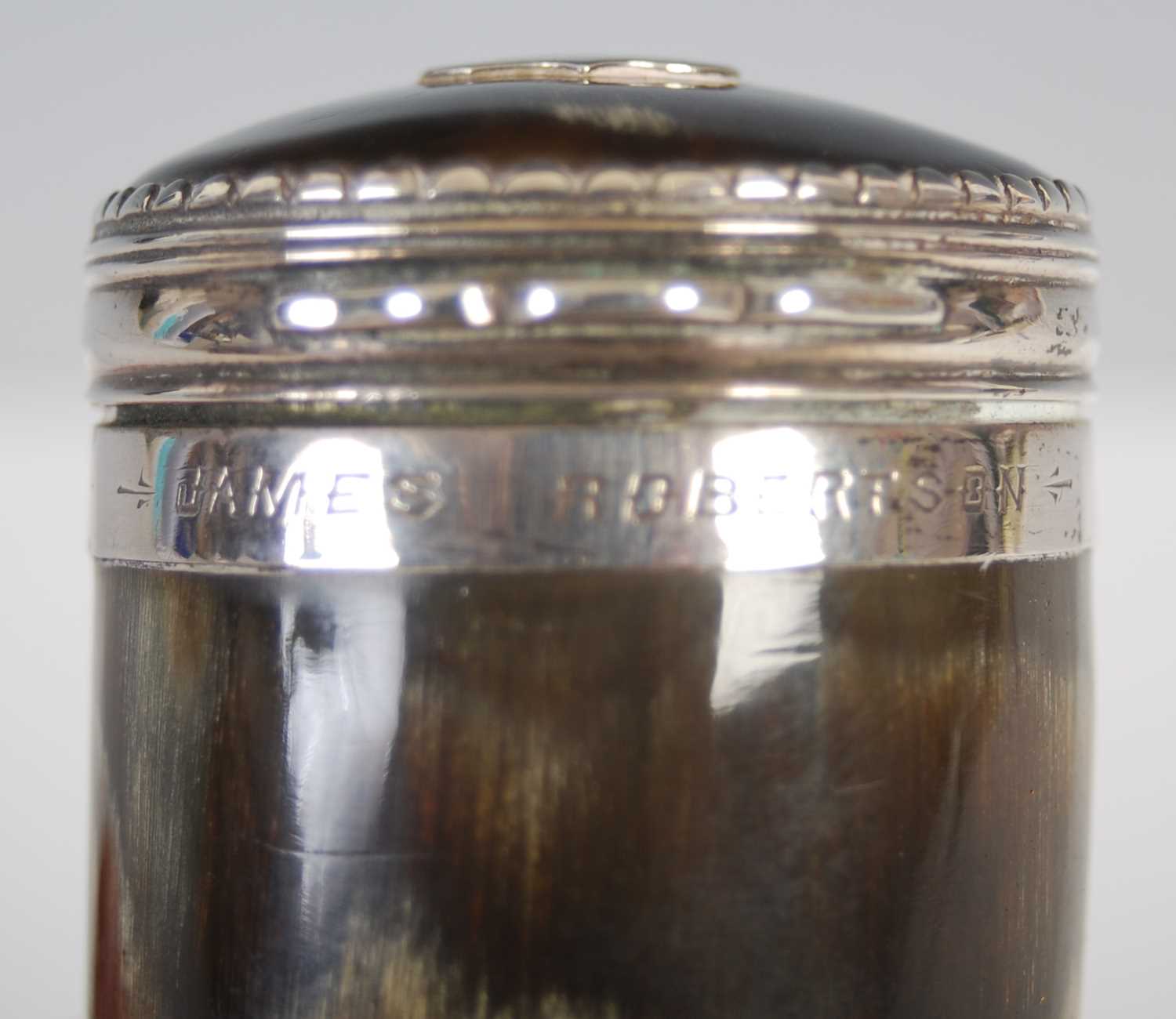 A Scottish curly horn snuff mull with silver mounts, the hinged cover with scalloped border and - Bild 4 aus 5