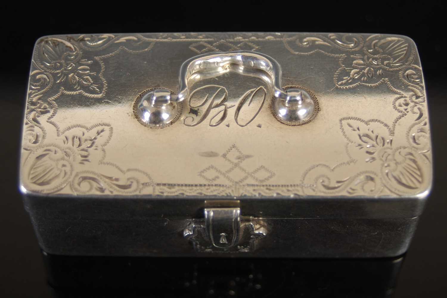 A 19th century Dutch silver rectangular box, formed as a miniature casket, with engraved foliate - Bild 3 aus 4