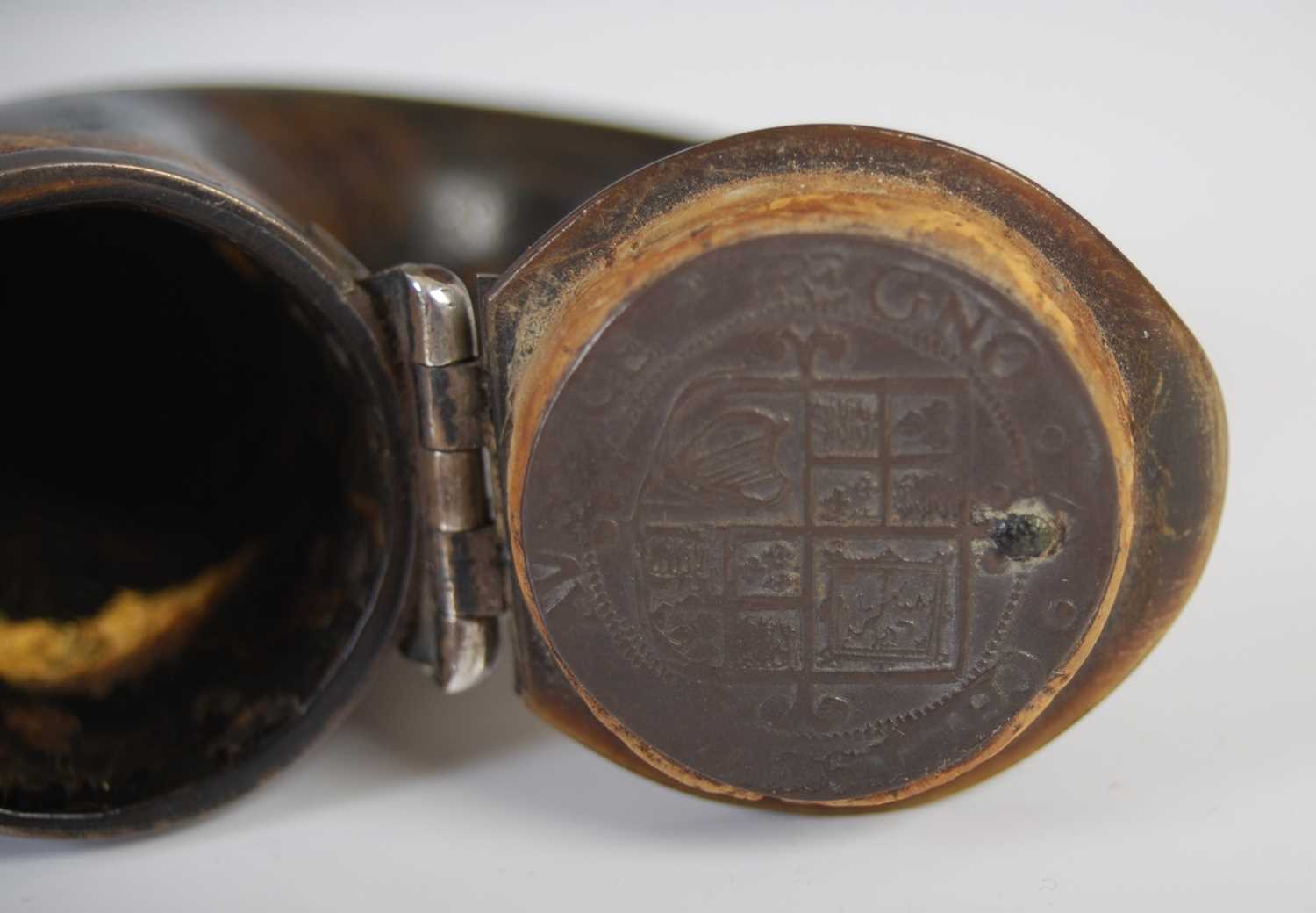 Coin interest - a Scottish curly horn snuff mull with silver butterfly-shaped hinge engraved with - Image 3 of 4