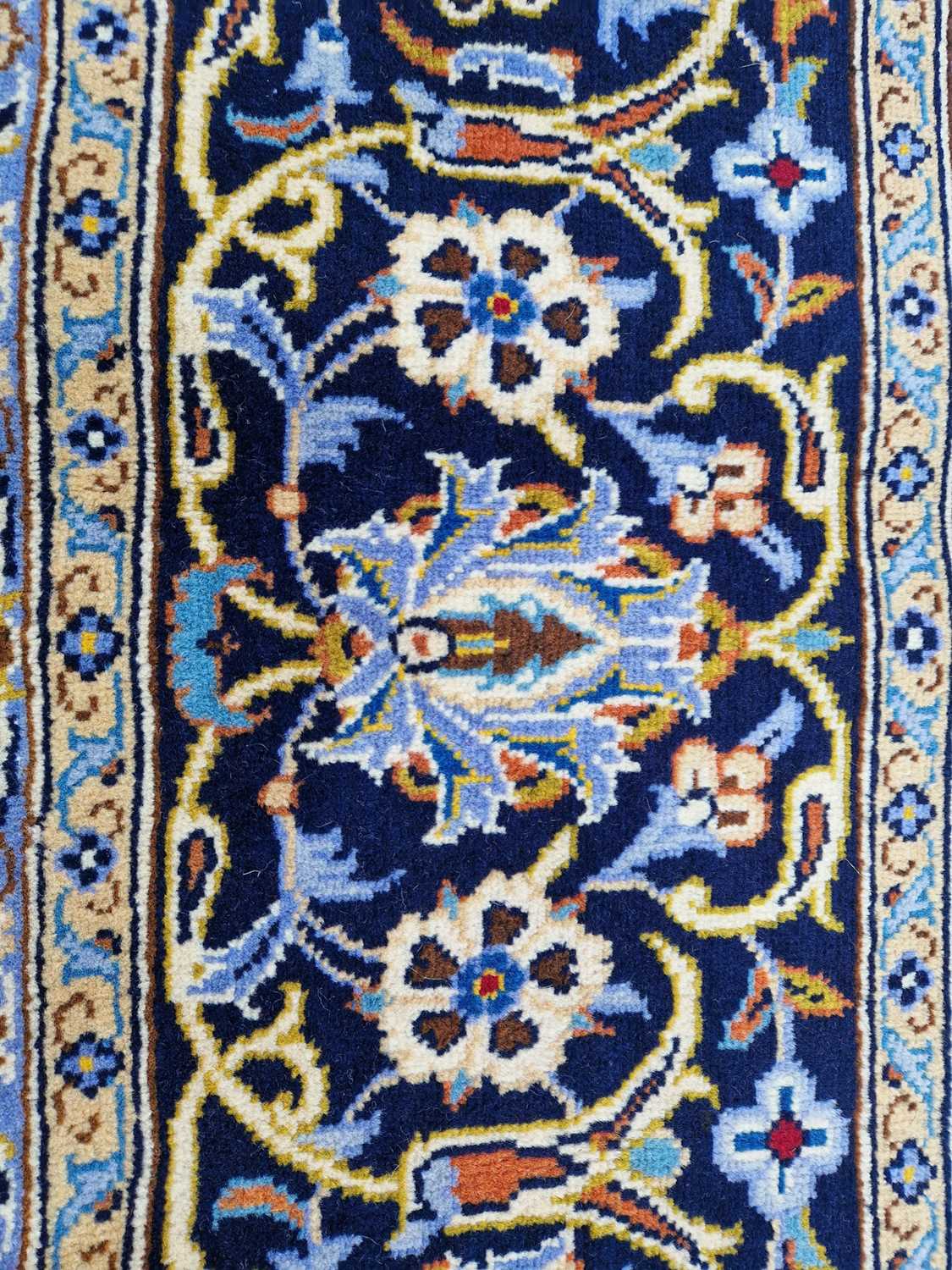 A Persian Isfahan carpet, 20th century, the rectangular blue ground field decorated with all-over - Bild 8 aus 8