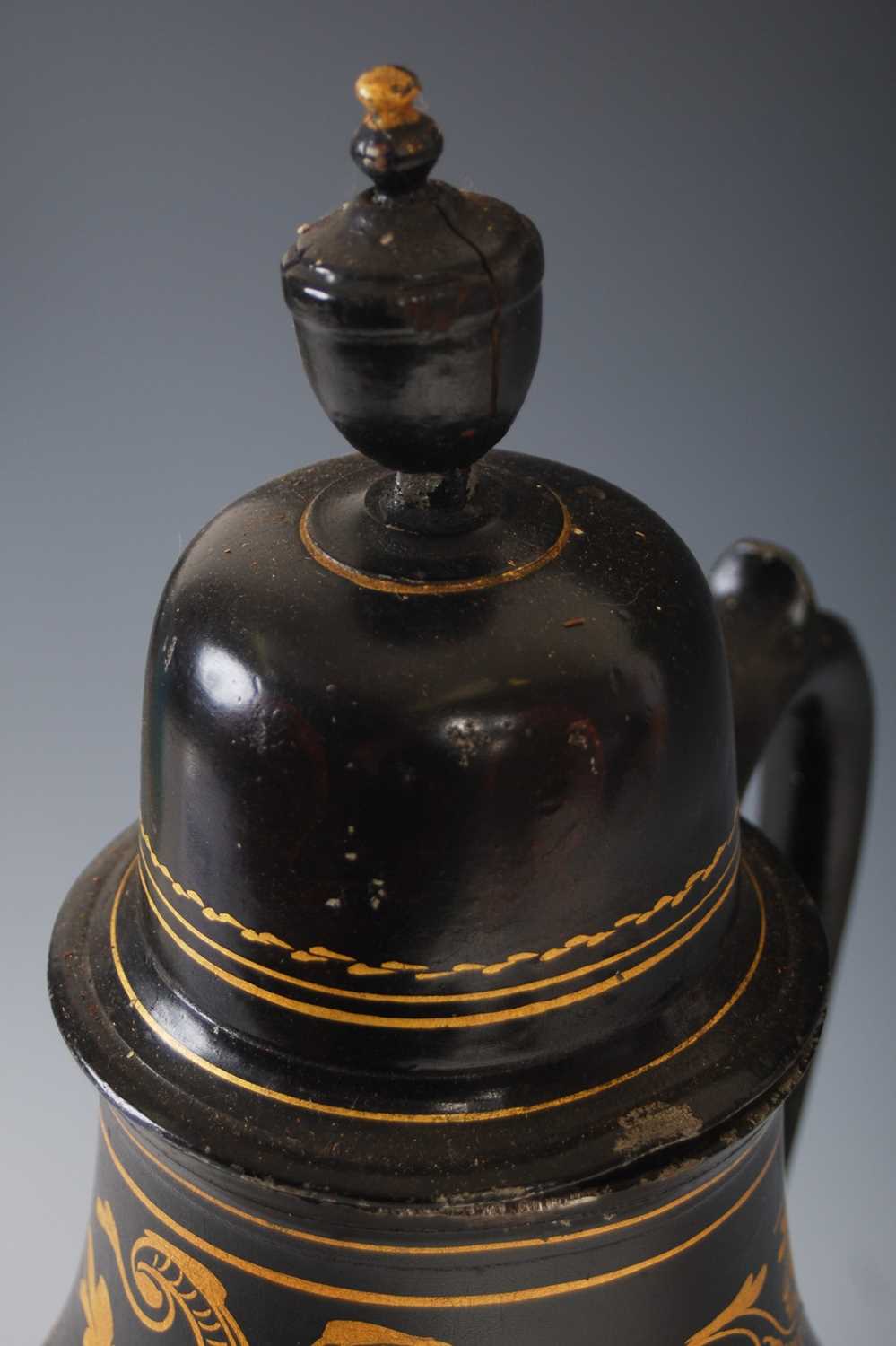 An 18th century Dutch lacquered pewter coffee pot and stand, the coffee pot with detachable cover - Image 5 of 8