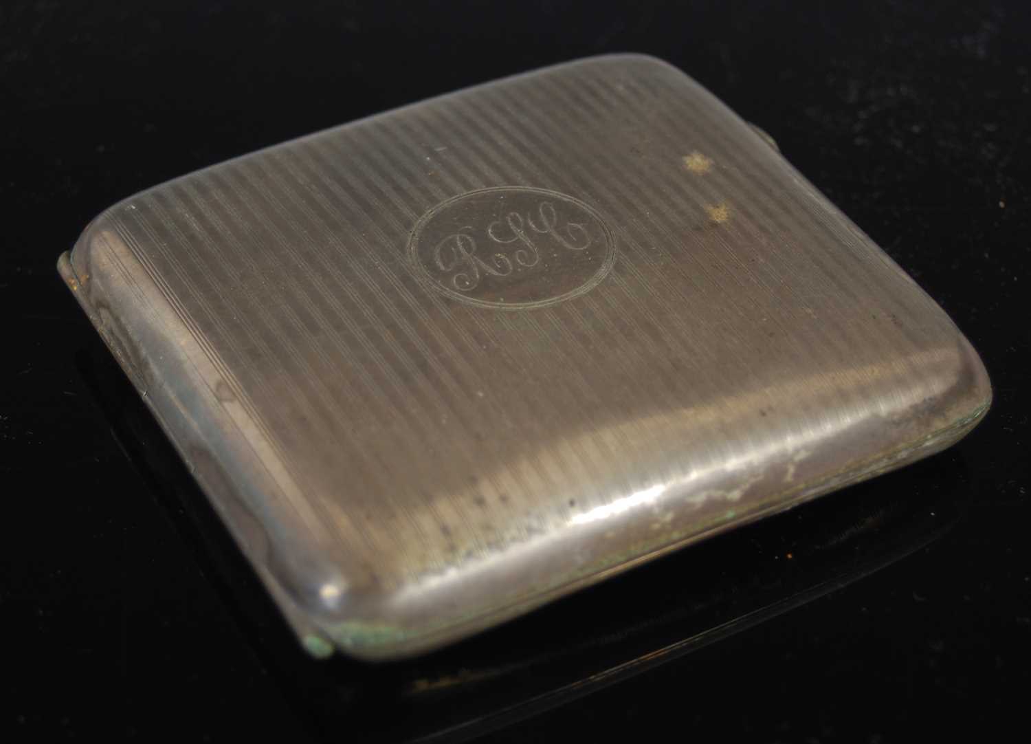 An Edwardian silver calling card case, Birmingham 1901, of hinged rectangular form opening to a blue - Image 6 of 9