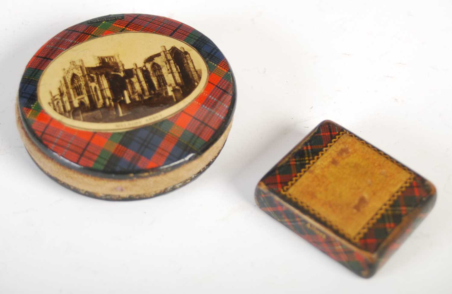 A collection of Tartan Ware, to include Prince Charlie page turner; MacDuff thimble holder and - Image 9 of 13