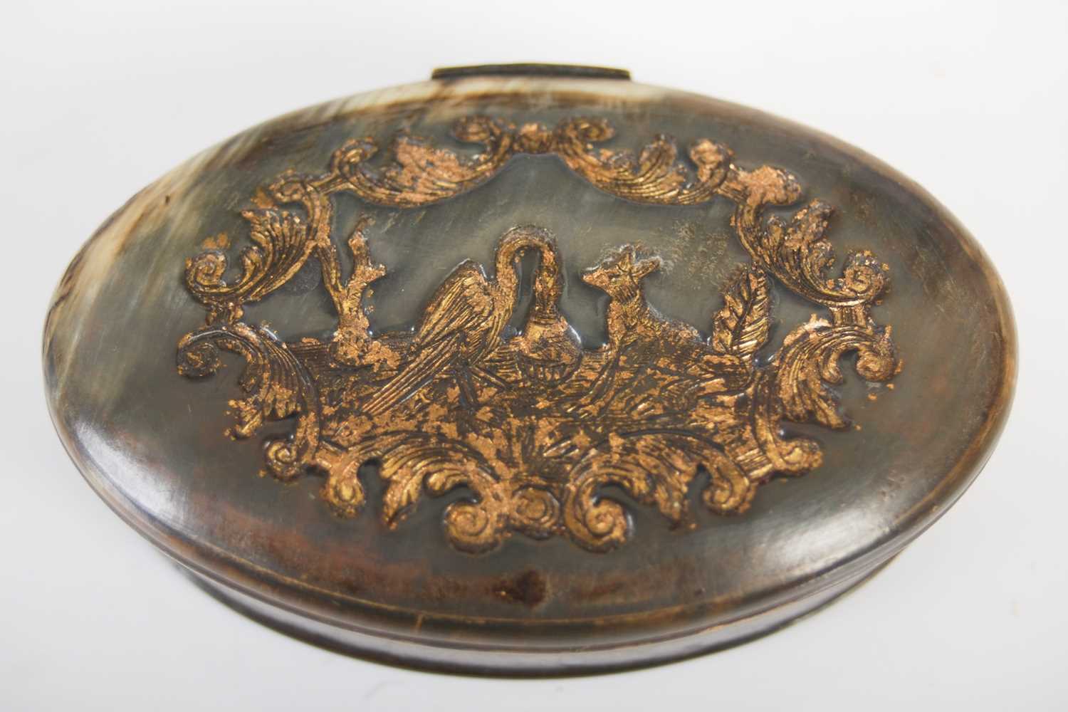 A pressed horn oval snuff box, the hinged cover decorated with a pelican, basket and dog within - Image 3 of 4