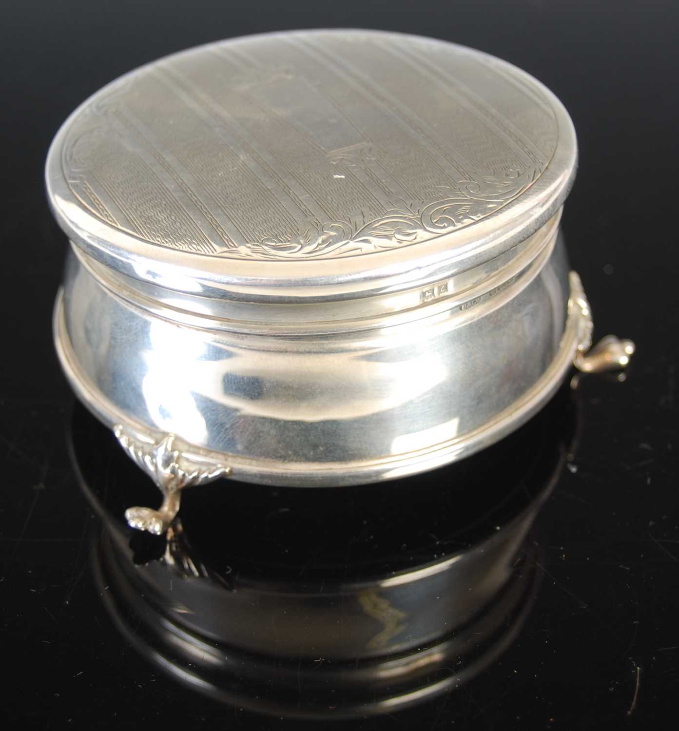 An Elizabeth II silver circular box, Birmingham, 1960, makers mark of B&Co, the hinged cover with