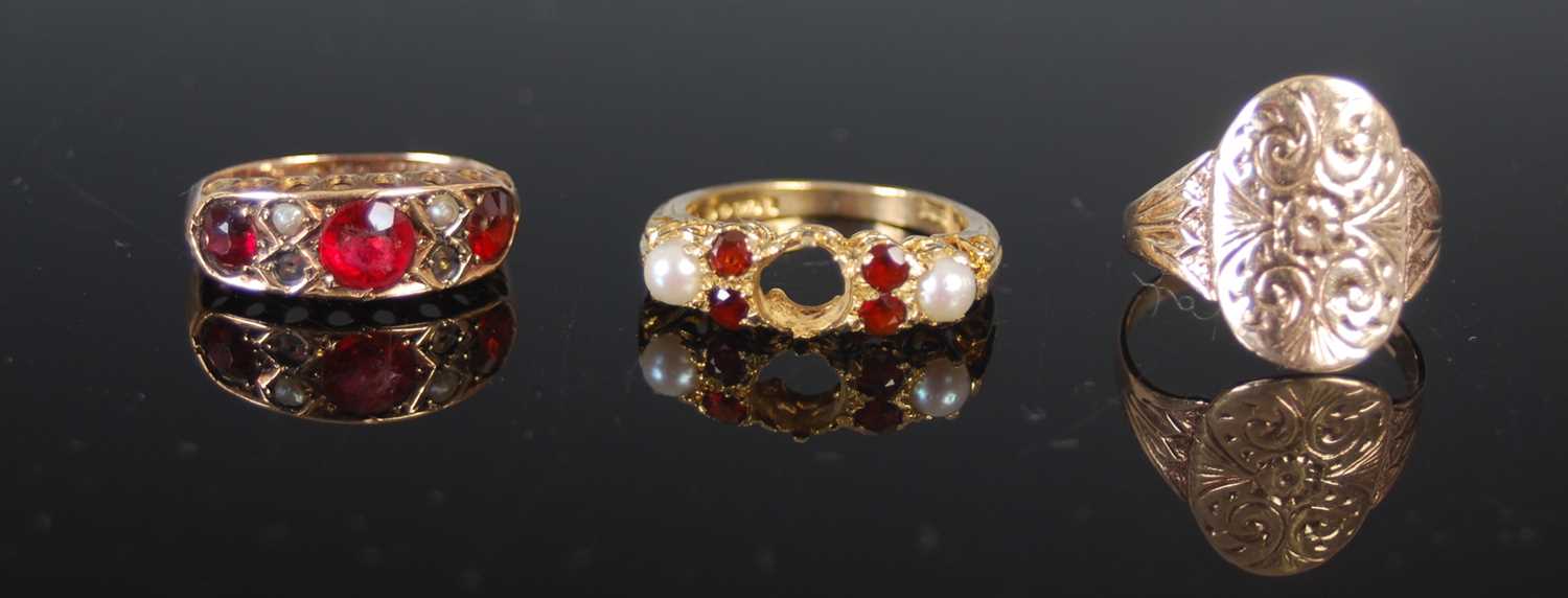 A group of three rings, to include a 9ct gold dress ring, size 'N' and two other 9ct gold and gem