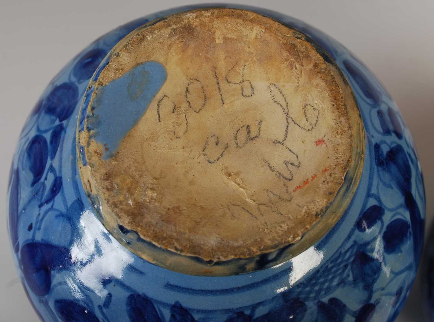 A pair of Italian pottery drug jars of Alberello form, one inscribed 'E-Di-Psilio', the other - Image 10 of 11