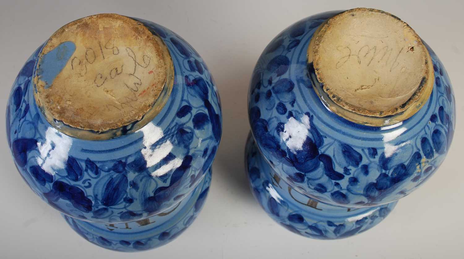 A pair of Italian pottery drug jars of Alberello form, one inscribed 'E-Di-Psilio', the other - Image 9 of 11