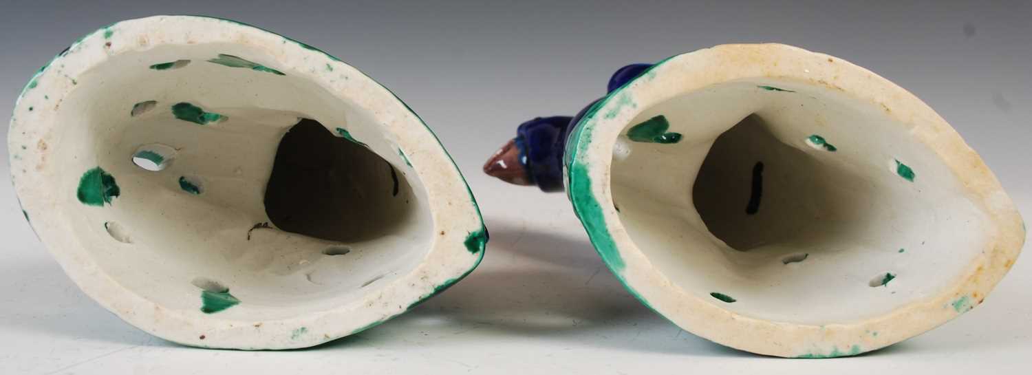 A pair of Chinese porcelain aubergine, blue and green glazed models of hawks, 21.5cm high. - Image 5 of 5