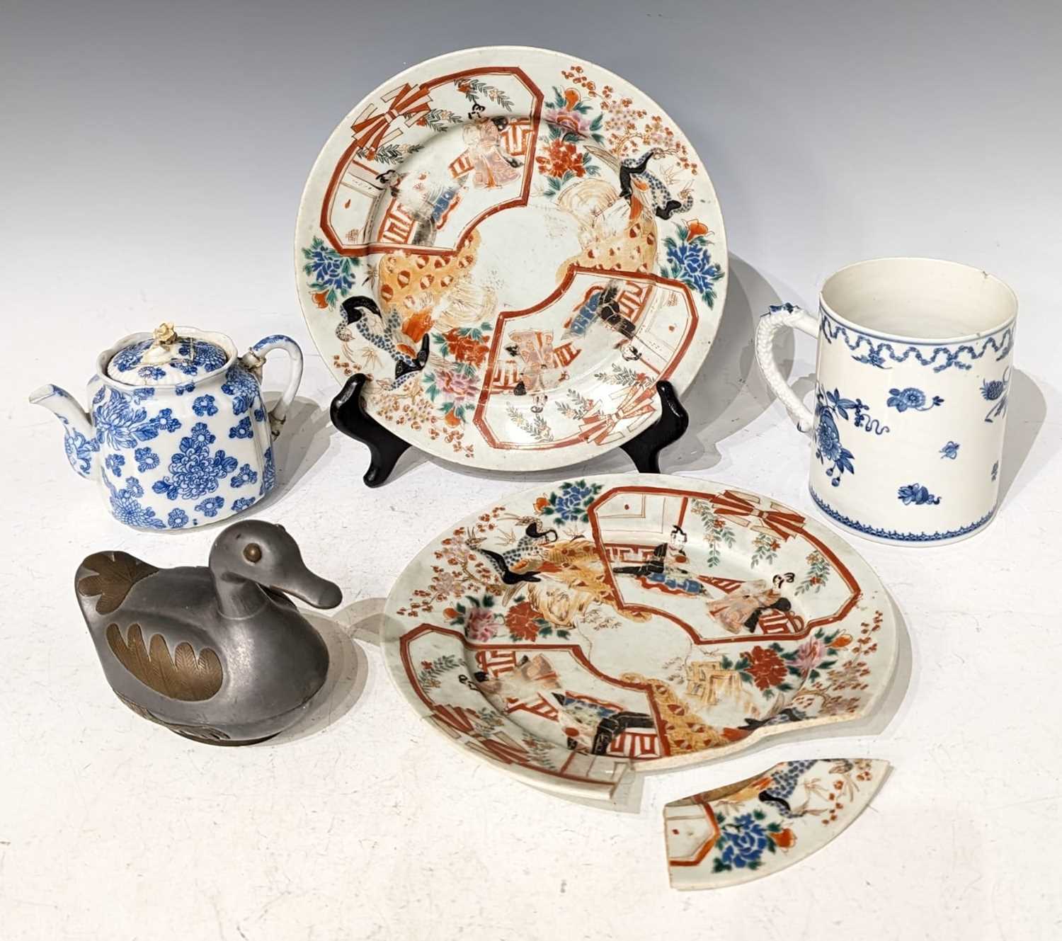 A group of Chinese and Japanese ceramics to include two Japanese Imari pattern plates; a Chinese