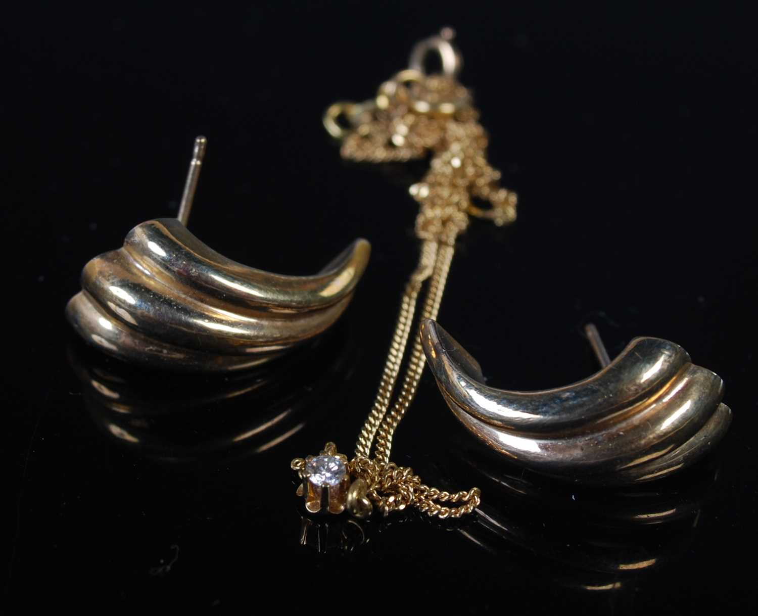 An 18ct gold necklace, 2.6 grams; together with a pair of yellow metal earrings, weight 2 grams (