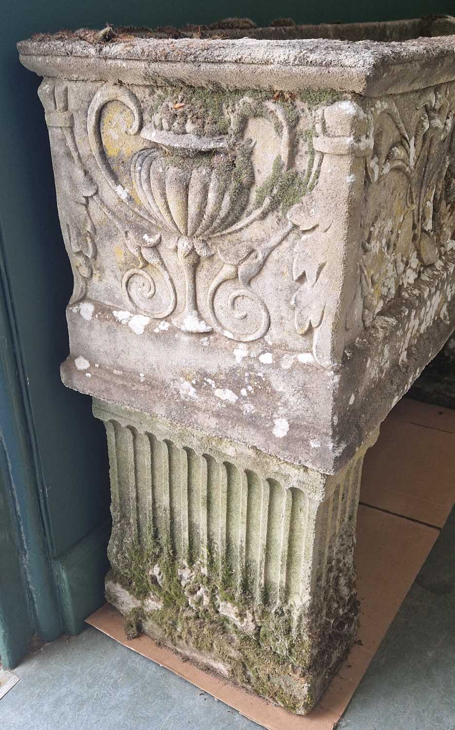 A composite stone garden planter, the rectangular planter moulded in relief with urn, fruit, flowers - Bild 3 aus 3