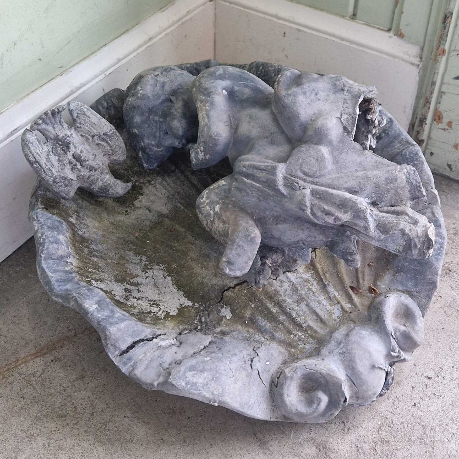 Two antique lead bird baths, each set with a cherub and bird over a shell-shaped bowl, approximately - Bild 2 aus 2