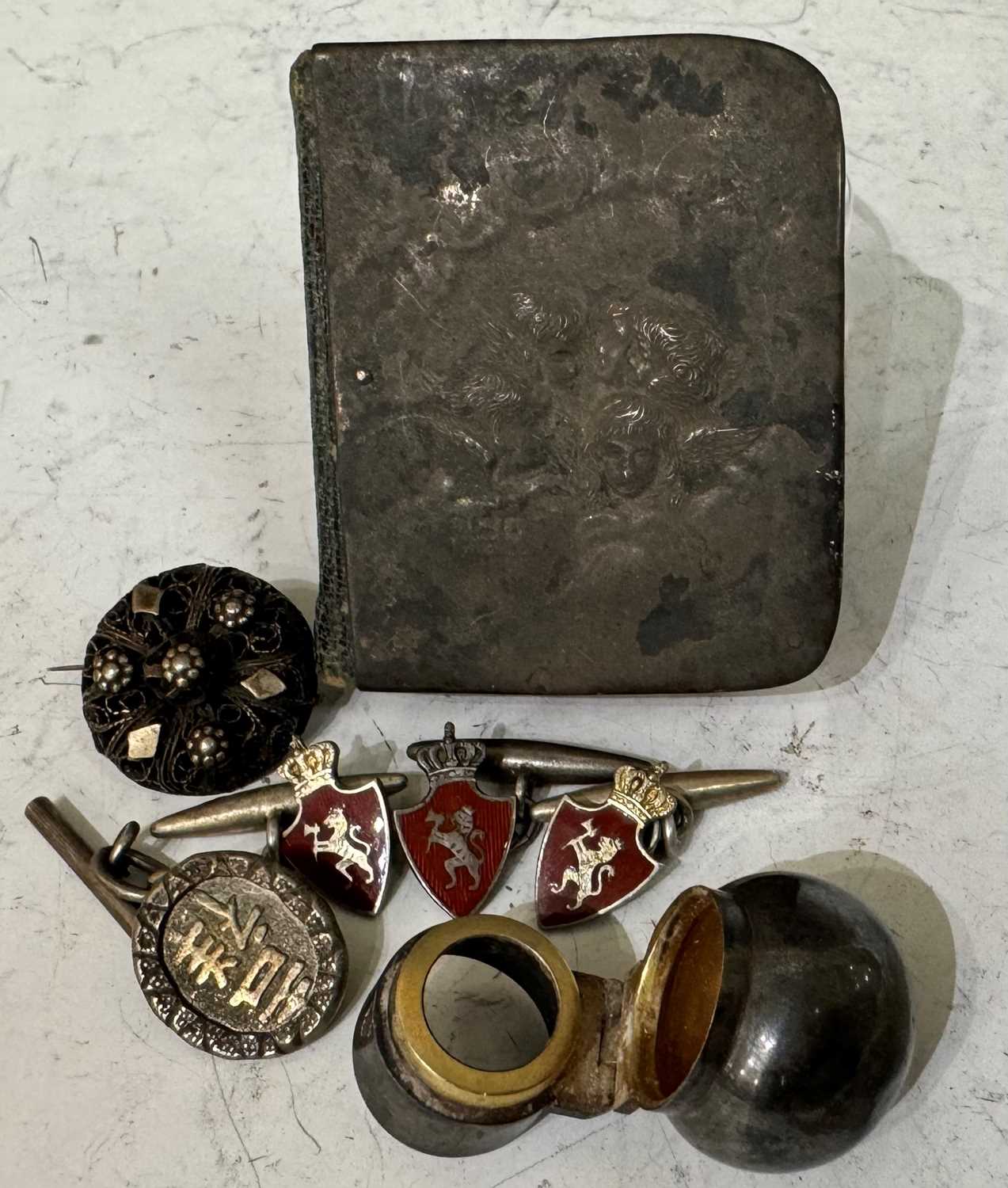 A collection of assorted silver and white metal items to include a silver bottle top with hinged