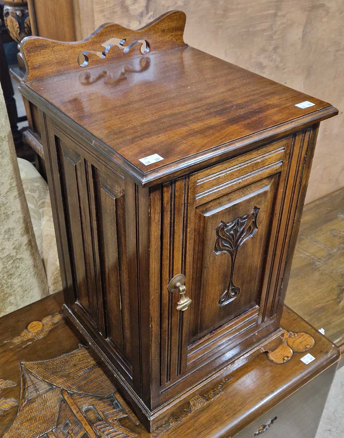 A late 19th / early 20th century mahogany pot cupboard of small size, with single cupboard door,