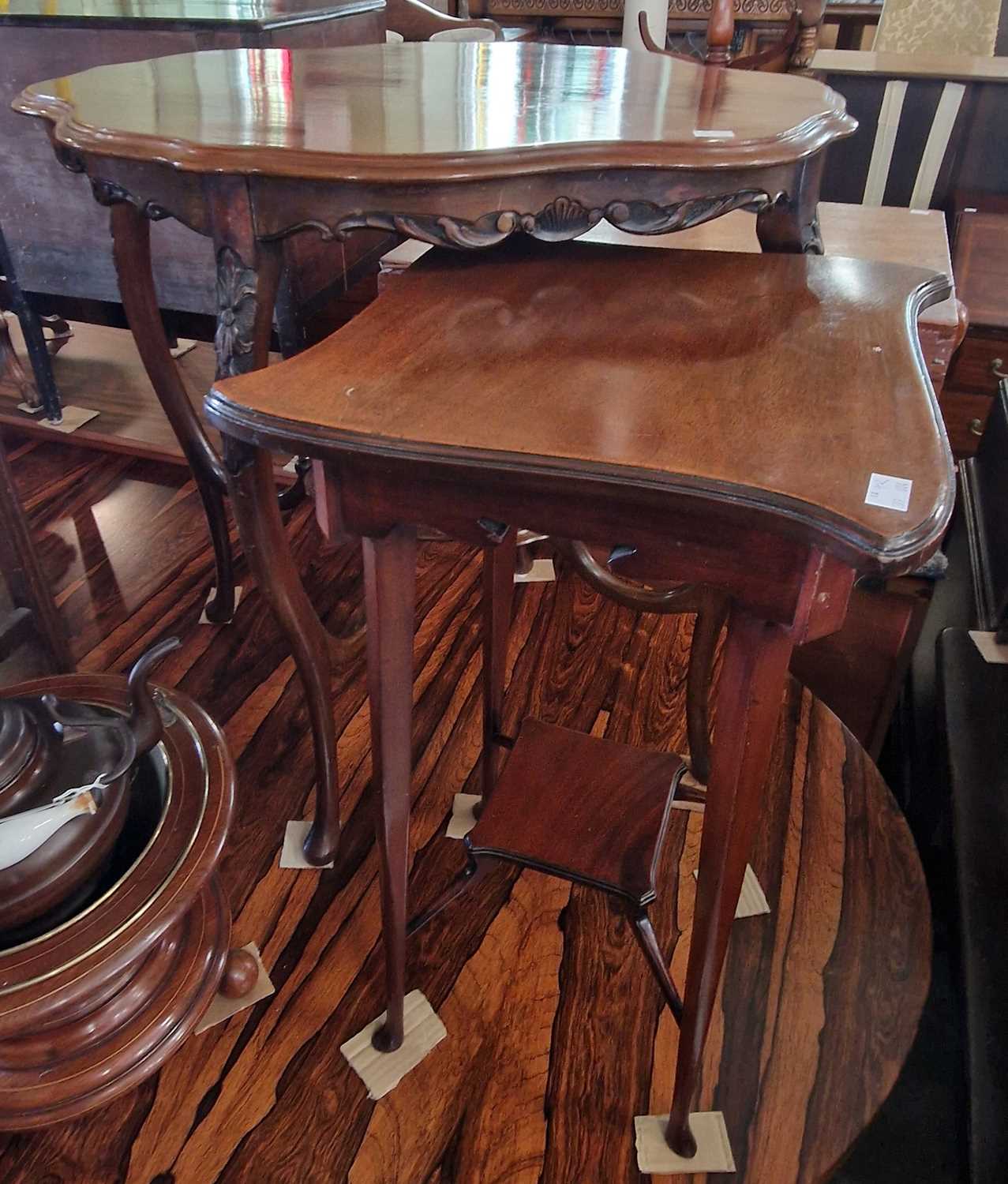 An Edwardian mahogany oval shaped occasional table on four foliate carved supports, 78cm wide,