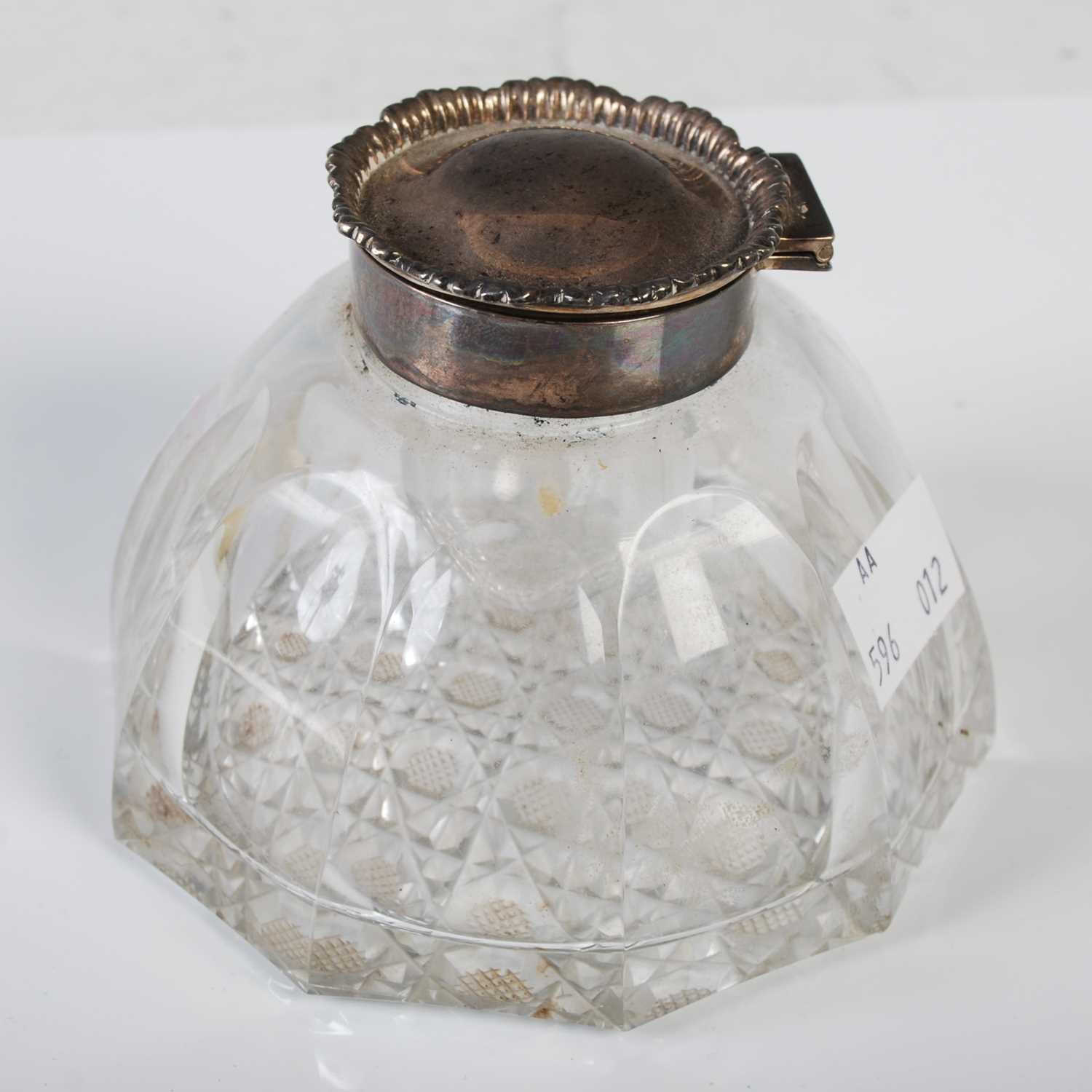 A London silver mounted decagon shaped clear glass ink well, 11cm diameter